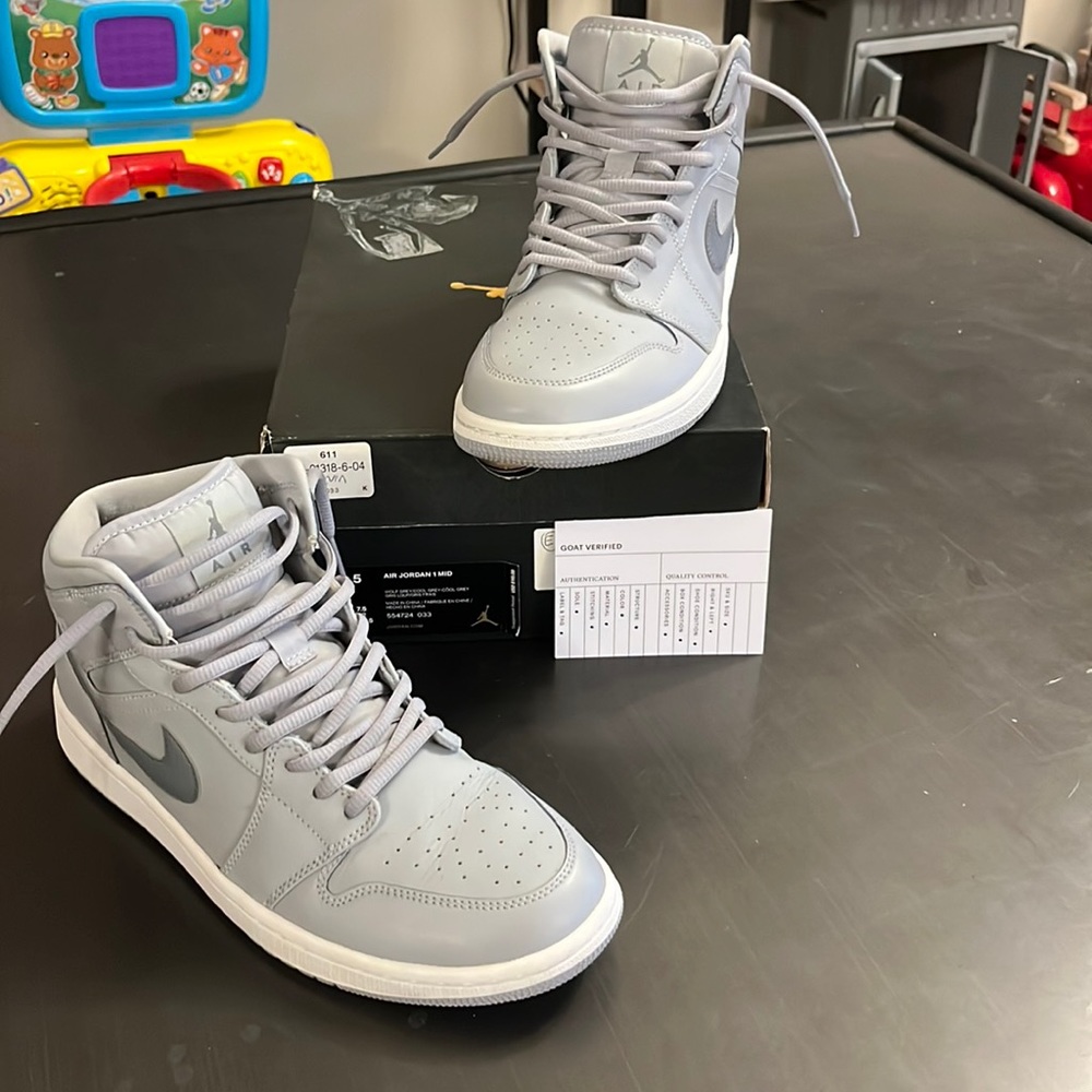 JORDAN 1 with box!!!! In GREAT condition!!